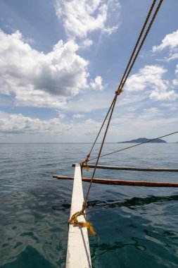 Filipinler 'deki El Nido, Palawan' daki kayalık adalardaki kayalıklardan ve uçurumlardan inanılmaz manzaralar. Turkuaz berrak deniz manzarası.