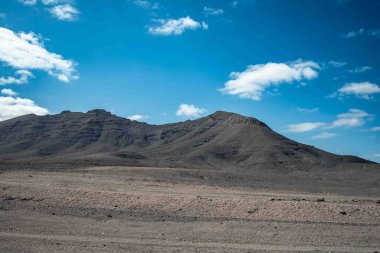 Fuerteventura 'nın merkezindeki ada volkanlarının garip, düşmanca ama büyüleyici manzarası. Adanın kuzey kısmı..