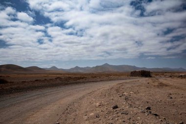 Fuerteventura 'nın merkezindeki ada volkanlarının garip, düşmanca ama büyüleyici manzarası. Adanın kuzey kısmı..