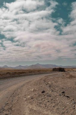 Fuerteventura 'nın merkezindeki ada volkanlarının garip, düşmanca ama büyüleyici manzarası. Adanın kuzey kısmı..