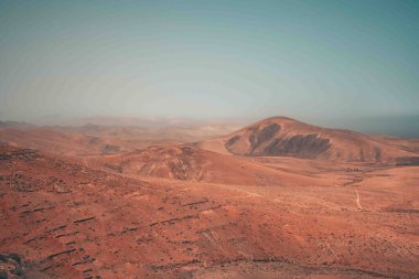 Fuerteventura 'nın merkezindeki ada volkanlarının garip, düşmanca ama büyüleyici manzarası. Güney, adanın kumlu bölgesi..