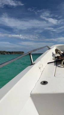 Bahia de las Aguilas 'a tekne turu, doğal park ve Pedernales' teki güzel plaj, Cabo Rojo, Dominik Cumhuriyeti, Haiti sınırına yakın. Muhteşem turkuaz deniz, uçurumlar.