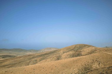 Fuerteventura 'nın merkezindeki ada volkanlarının garip, düşmanca ama büyüleyici manzarası. Güney, adanın kumlu bölgesi..