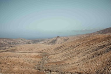 Fuerteventura 'nın merkezindeki ada volkanlarının garip, düşmanca ama büyüleyici manzarası. Güney, adanın kumlu bölgesi..