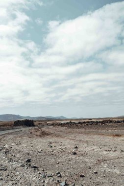 Fuerteventura 'nın merkezindeki ada volkanlarının garip, düşmanca ama büyüleyici manzarası. Güney, adanın kumlu bölgesi..