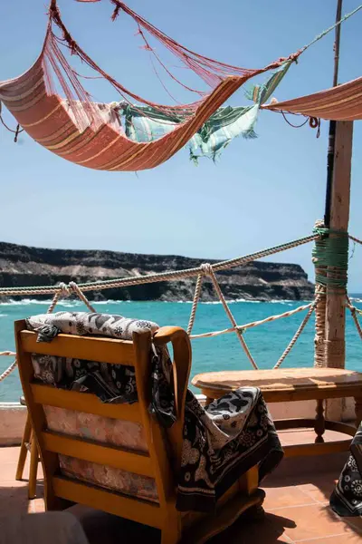 Raggedy Bohemien Cove Old Wooden Armchairs Sarongs Flapping Wind Cliff — Stock Photo, Image