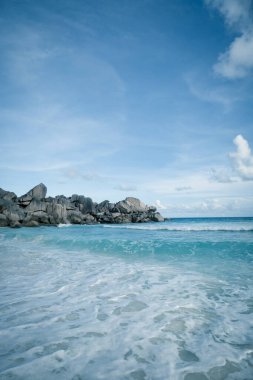 Grand Anse, La Digue Adası, Seyşeller, dünyadaki dalgalı tropik cennet, kristal berrak sakin sular, kumsaldaki beyaz kum ve granitik kayalar. Tatil havası, rahatlama, tesadüf. Turizm.