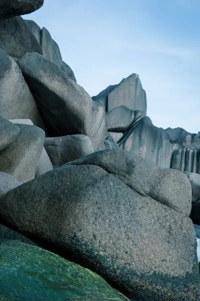 Grand Anse, La Digue Adası, Seyşeller, dünyadaki dalgalı tropik cennet, kristal berrak sakin sular, kumsaldaki beyaz kum ve granitik kayalar. Tatil havası, rahatlama, tesadüf. Turizm.