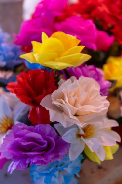 Seyşeller 'deki yerel bir pazarda satışta renkli sahte, sanatsal çiçekler..