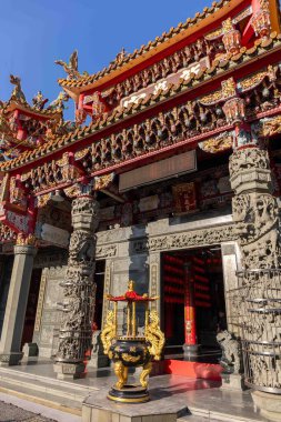 Riufang, Tayvan, 13 Şubat 2024. Şehir tapınağının dış görünüşü, zengince dekore edilmiş. Din sembolü.