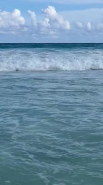 Grand Anse sahilindeki köpüklü dalgaların dikey videosu, La Digue Adası, Seyşeller, Dünya üzerindeki tropik cennet, mavi, güçlü dalgalar. Tatil havası, rahatlama, tesadüf. Turizm.