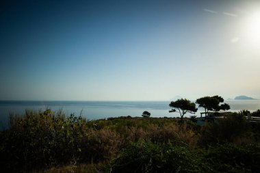 Güneş doğduktan sonra Salina, Aeolian Adaları 'ndaki bir sabah yürüyüşünden görüntüler. Akdeniz çalı bitkisi, inanılmaz deniz manzarası..