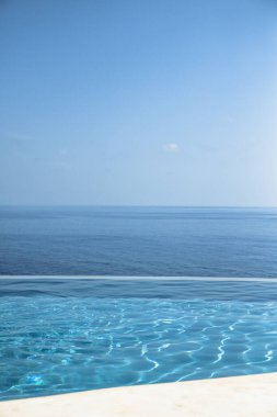 İnanılmaz bir sonsuzluk havuzu perspektifinden sakin Akdeniz manzarası. Mavi mavi, su üstünde su, lüks tatil yaşam tarzı..