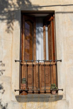 Sicilya, Salina Adası 'nda yürümek ve yerel mimarinin detaylarına hayran olmak. Akdeniz renklerine ve dekorasyonlarına boyanmış kapı ve pencereler.