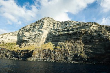 Sicilya 'nın Salina Adası' ndaki ünlü günbatımı mekanı Pollara 'ya doğru yelken açıyoruz. Denizden gelen kayalara hayran kaldım..