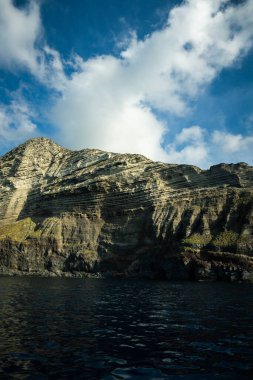 Sicilya 'nın Salina Adası' ndaki ünlü günbatımı mekanı Pollara 'ya doğru yelken açıyoruz. Denizden gelen kayalara hayran kaldım..