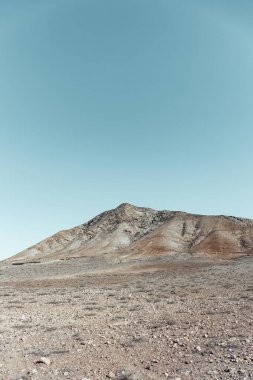 Fuerteventura volkanlarının ve adanın iç kısımlarındaki toprak yolların tuhaf Ay manzarası. Dağlar, kumlar