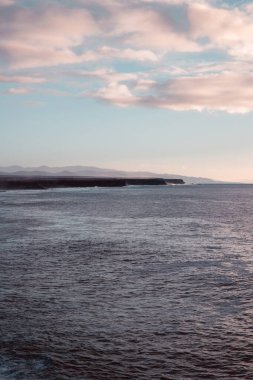 El Cotillo 'dan Fuerteventura' daki La Escalera Sahili 'nin geniş açılı manzarası. Neredeyse gün batımı, nazik altın saat ışığı.