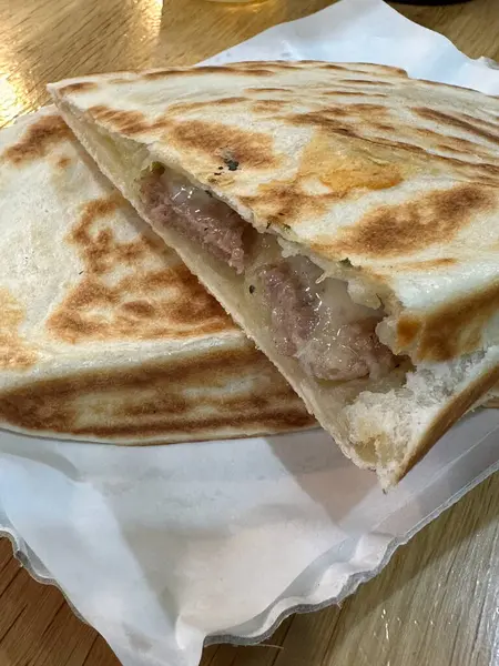 Tipik İtalyan Cassone ya da Crescione, patates, sosis ve gorgonzola peyniri ile dolu yassı ekmek pidesi, Riviera Romagnola bölgesinden geleneksel sokak yemeği ya da atıştırmalık.