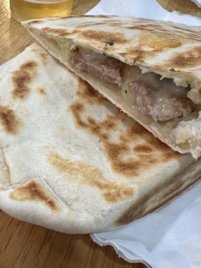 Tipik İtalyan Cassone ya da Crescione, patates, sosis ve gorgonzola peyniri ile dolu yassı ekmek pidesi, Riviera Romagnola bölgesinden geleneksel sokak yemeği ya da atıştırmalık.