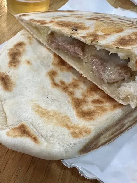 Tipik İtalyan Cassone ya da Crescione, patates, sosis ve gorgonzola peyniri ile dolu yassı ekmek pidesi, Riviera Romagnola bölgesinden geleneksel sokak yemeği ya da atıştırmalık.