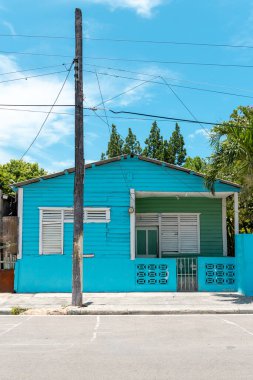 Pedernales, Dominik Cumhuriyeti, 8 Ağustos 2025. Tipik Dominik Karayip evi ahşaptan yapılmış, parlak mavi bir renge boyanmış..