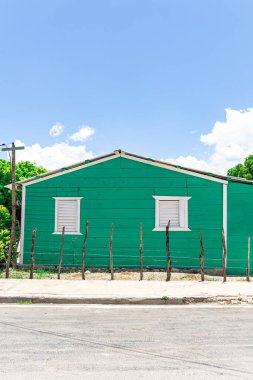 Pedernales, Dominik Cumhuriyeti, 8 Ağustos 2025. Tipik Dominik Karayip evi ahşaptan yapılmış, parlak yeşil bir renge boyanmış..