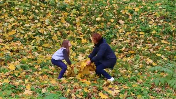 Mama Dziewczyna Rzucają Suche Liście Jesiennym Parku Szczęśliwa Rodzina Zabawa — Wideo stockowe