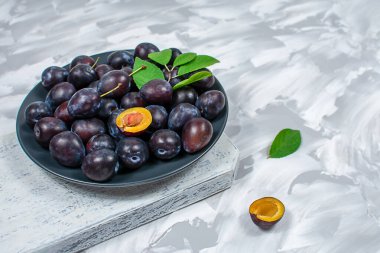 Taze erikler gri beton bir zeminde. Yakın plan.