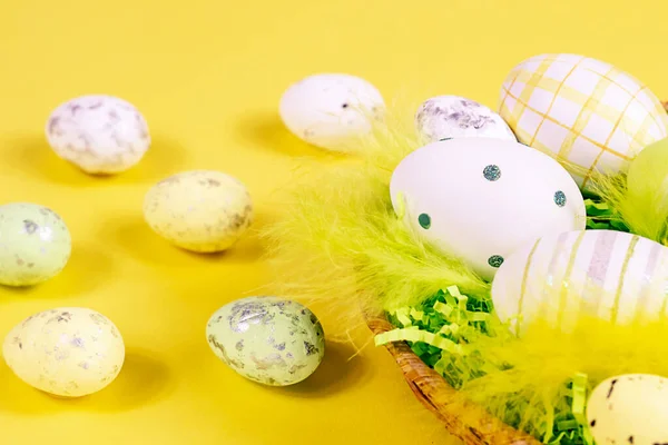 Nido Pascua Con Huevos Plumas Sobre Fondo Amarillo Cerca Concepto — Foto de Stock