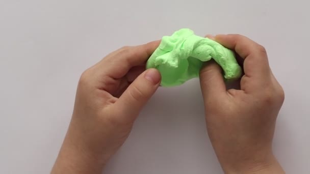 Çocuk Elleriyle Yeşil Plastik Heykel Yapıyor — Stok video