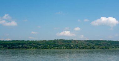 Ukrayna 'nın doğusunda Oskol Nehri. Ormanın ve mavi gökyüzünün arka planında güzel bir manzara nehri