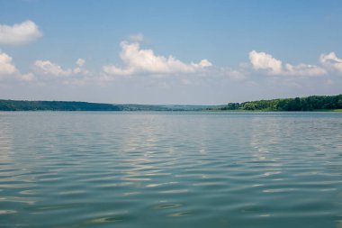 Ukrayna 'nın doğusunda Oskol Nehri. Ormanın ve mavi gökyüzünün arka planında güzel bir manzara nehri
