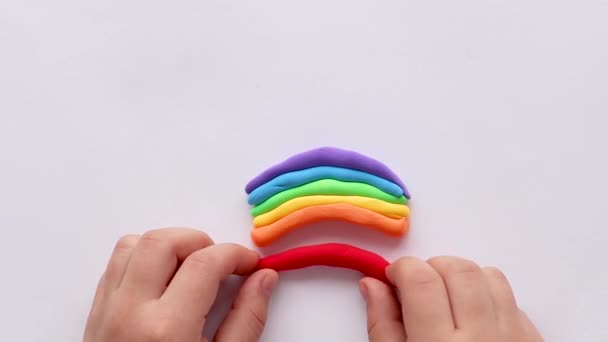 Das Kind Formt Aus Knetmasse Einen Regenbogen Kreativität Der Kinder — Stockvideo