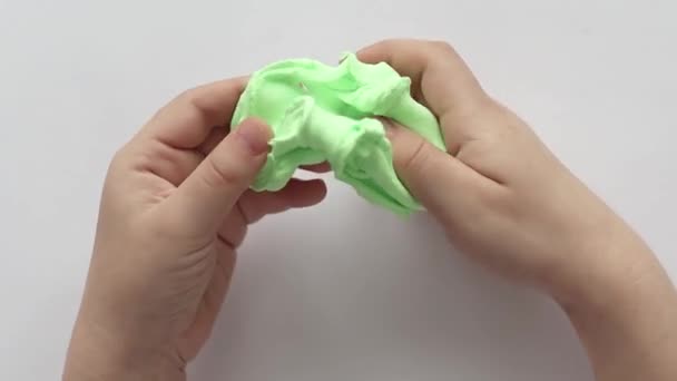 Niño Esculpe Plastilina Verde Con Sus Manos — Vídeos de Stock