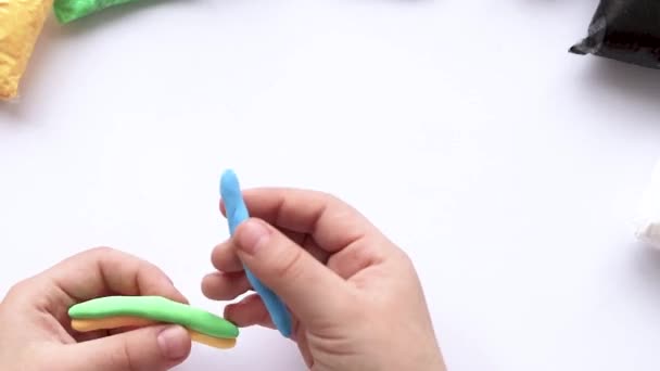 Barnens Händer Modellerar Plastikine Närbild Begreppet Finmotorik Taktila Förnimmelser Kreativitet — Stockvideo