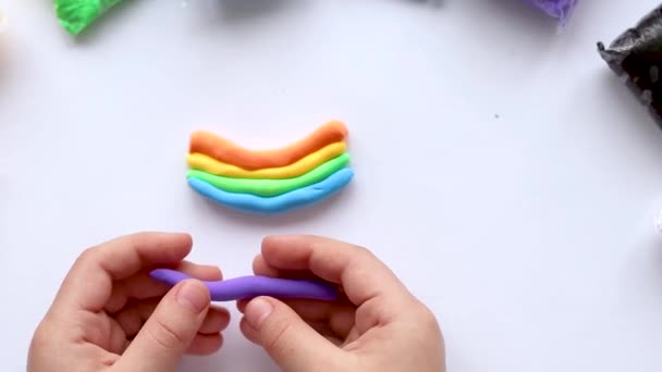 Niño Esculpe Hace Arco Iris Plastilina Creatividad Infantil — Vídeo de stock