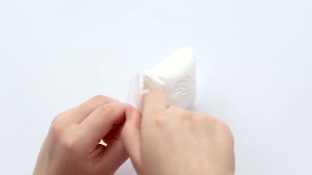 Niño Saca Una Plastilina Blanca Bolsa Esculpe Sus Manos — Vídeo de stock