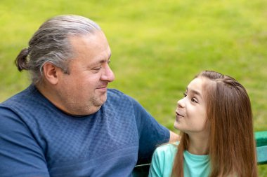 Baba ve kızı birbirlerine eşlik etmekten, konuşmaktan, parkta eğlenmekten hoşlanırlar. Babalık, yaşam tarzı, ebeveynlik, çocukluk ve aile hayatı kavramı