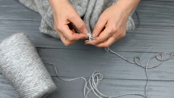 妇女的手编织与灰色的羊毛 顶部的视野 打毛线的业余时间 — 图库视频影像