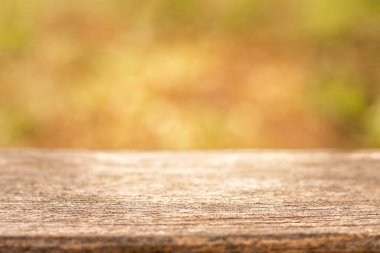 Bulanık yeşil arka planda ahşap bir masa. Boşluğu kopyala.
