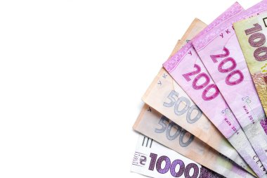 Beyaz arka planda farklı mezheplerden Ukrayna hrivniaları. kopyalama alanı.