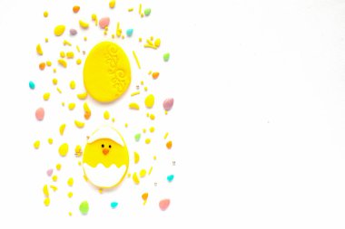 Paskalya şekeri dekoru yumurta şeklinde ve beyaz arka planda içi boş bir tavuk. kopyalama alanı.