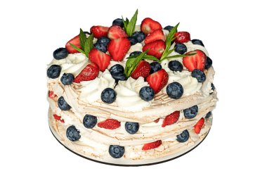 Çilekli kek, krem şantili yaban mersini ve nane yaprağı ve beyaz arka planda izole edilmiş krema. Seçili odak.