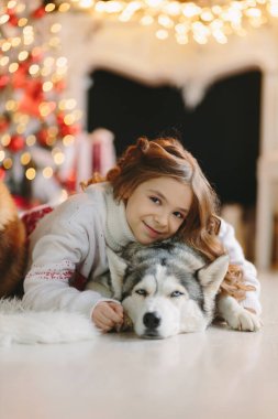 Noel geçmişinde iki Husky olan bir kız..