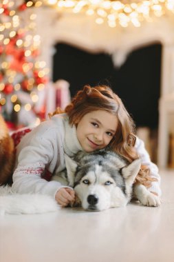 Noel geçmişinde iki Husky olan bir kız..