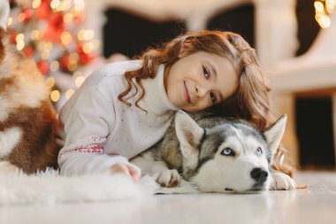 Noel geçmişinde iki Husky olan bir kız..