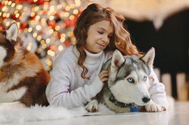 Yılbaşı arka planında griye bakan bir kız..