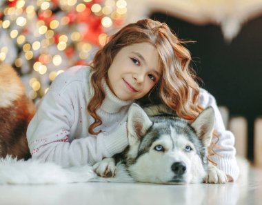 Noel geçmişinde iki Husky olan bir kız..