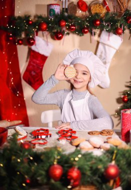 Neşeli kız gözlerini kapar Noel kurabiyesi şeklinde top şeklinde kurabiyelerle